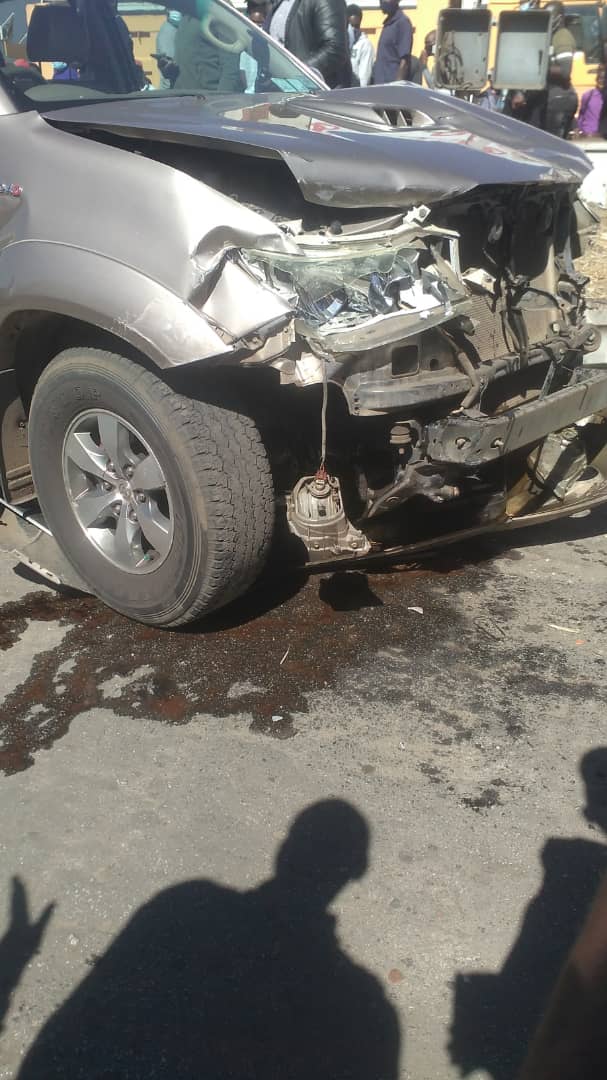 3 suspected armed robbers driving a Toyota Fortuner hit a pedestrian in Gweru's CBD, before they bumped into a Nissan Navara. The pedestrian died on the spot. The driver and 2 accomplices were caught and disarmed by police