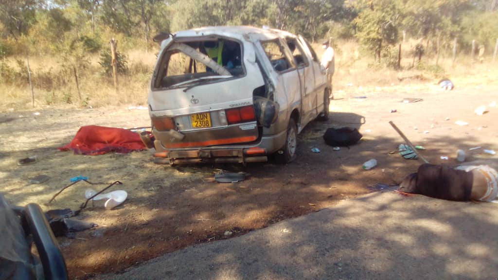 3 people died on the spot, while 15 others were injured in an accident along Victoria Falls Road this afternoon. ZRP spokesperson, Ass- Comm Paul Nyathi said the accident occurred at Insiza and involved a Toyota Granvia minibus. Police are still attending to the scene