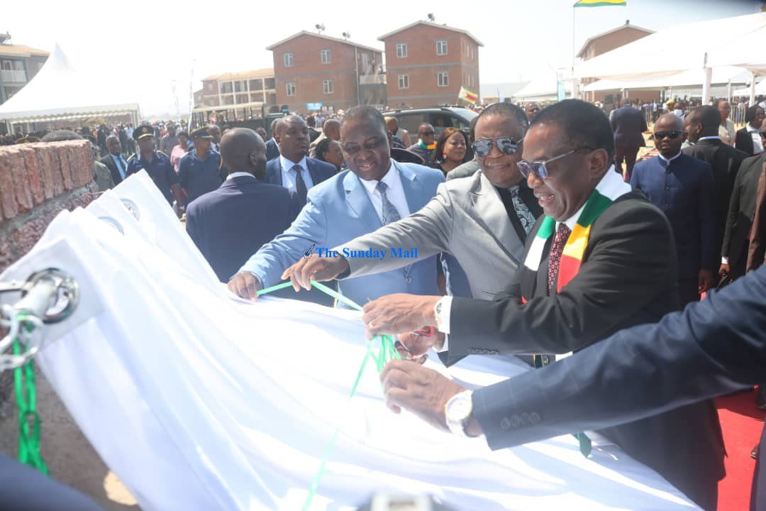 President Mnangagwa has toured & Commissioned the Dzivarasekwa Flats in Harare. The project was implemented by the Ministry of National Housing & Social Amenities under the Enhanced Cabinet Committee on Emergency Preparedness and Disaster Management. Pictures: Believe Nyakudjara