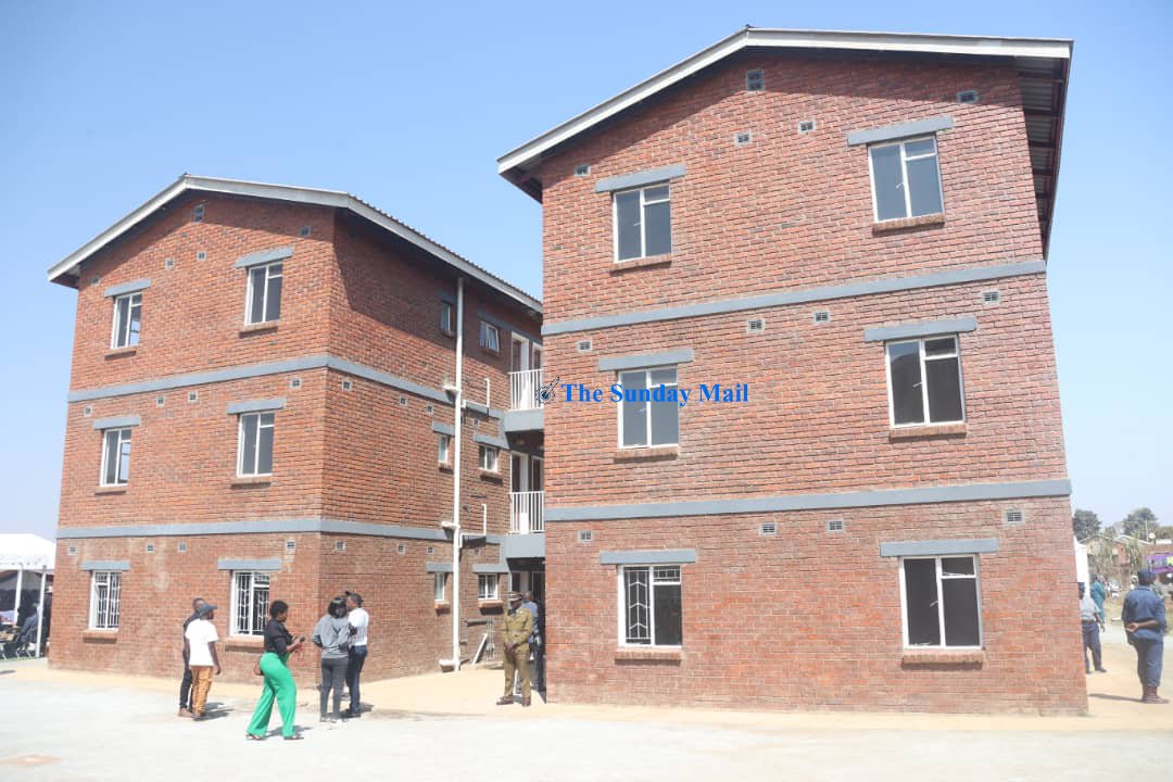 President Mnangagwa has toured & Commissioned the Dzivarasekwa Flats in Harare. The project was implemented by the Ministry of National Housing & Social Amenities under the Enhanced Cabinet Committee on Emergency Preparedness and Disaster Management. Pictures: Believe Nyakudjara